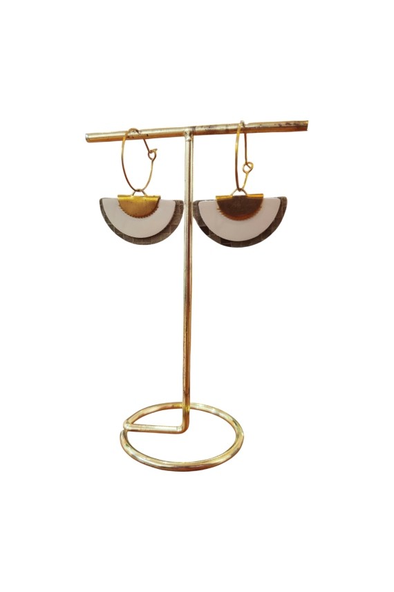 Pendientes de cuero tipo abanico bicolor con aro metálico, diseño artesanal ligero y estilo boho chic.