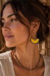 Pendientes de cuero tipo abanico bicolor con aro metálico, diseño artesanal ligero y estilo boho chic.