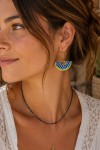 Pendientes de cuero tipo abanico con estampado artesanal y aro metálico, complemento boho chic ligero y original.