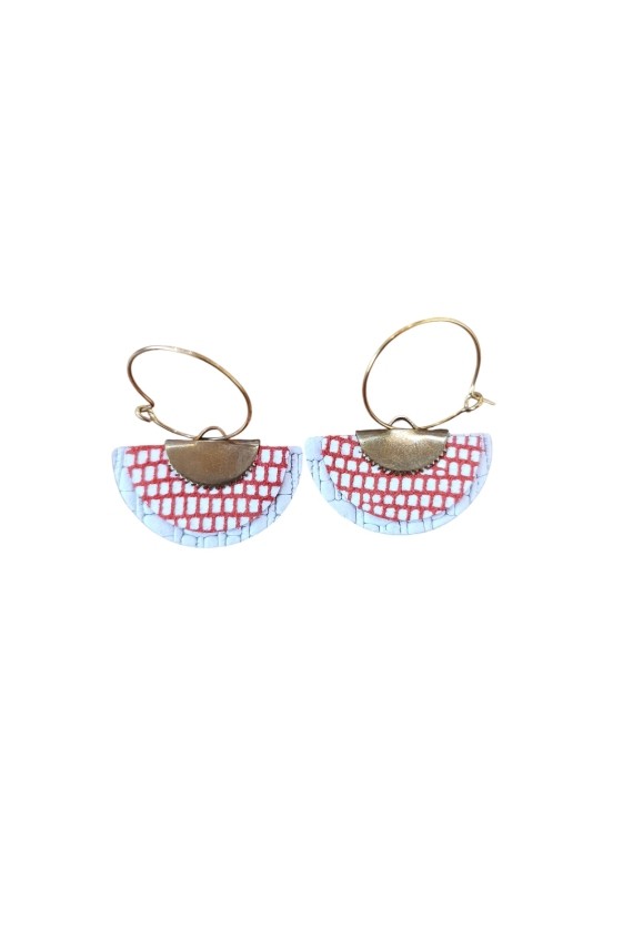 Pendientes de cuero tipo abanico con estampado artesanal y aro metálico, complemento boho chic ligero y original.