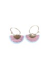 Pendientes de cuero tipo abanico con estampado artesanal y aro metálico, complemento boho chic ligero y original.
