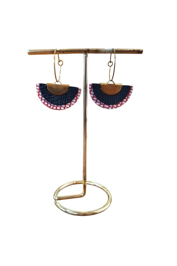 Pendientes de cuero tipo abanico con estampado artesanal y aro metálico, complemento boho chic ligero y original.
