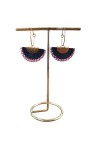 Pendientes de cuero tipo abanico con estampado artesanal y aro metálico, complemento boho chic ligero y original.