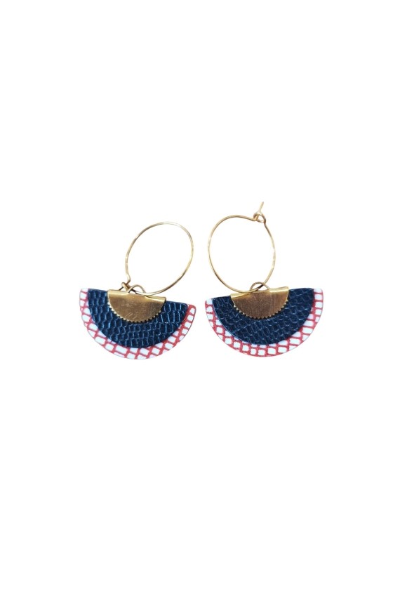 Pendientes de cuero tipo abanico con estampado artesanal y aro metálico, complemento boho chic ligero y original.