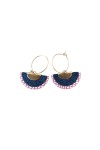 Pendientes de cuero tipo abanico con estampado artesanal y aro metálico, complemento boho chic ligero y original.