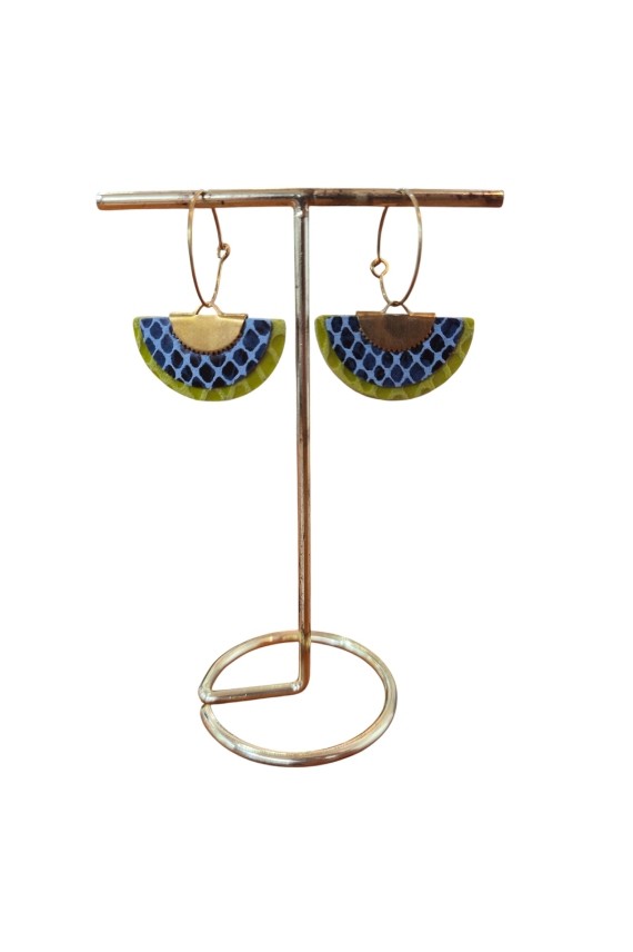 Pendientes de cuero tipo abanico con estampado artesanal y aro metálico, complemento boho chic ligero y original.