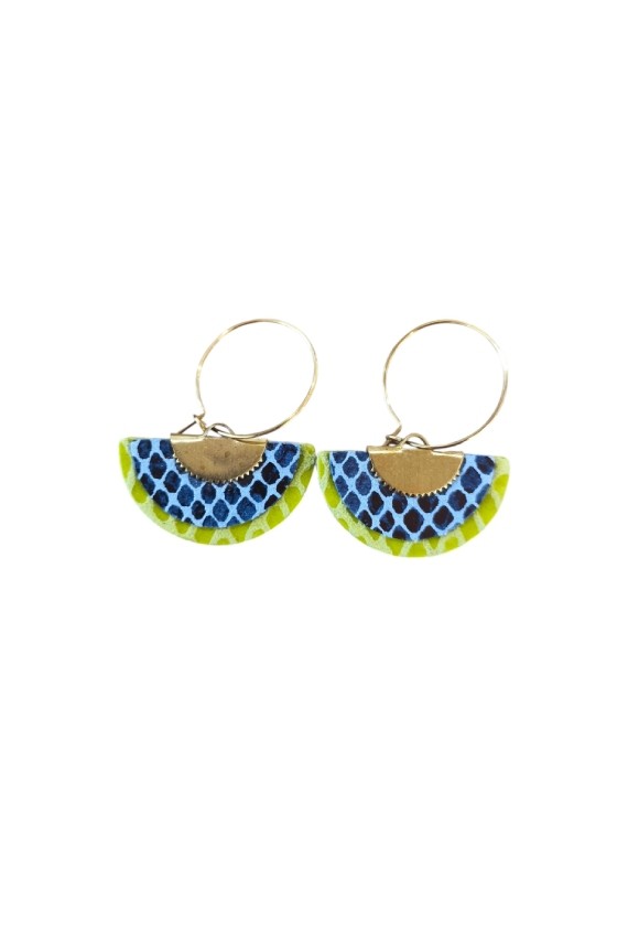 Pendientes de cuero tipo abanico con estampado artesanal y aro metálico, complemento boho chic ligero y original.