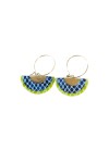 Pendientes de cuero tipo abanico con estampado artesanal y aro metálico, complemento boho chic ligero y original.
