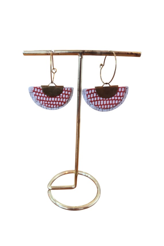 Pendientes de cuero tipo abanico con estampado artesanal y aro metálico, complemento boho chic ligero y original.