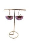 Pendientes de cuero tipo abanico con estampado artesanal y aro metálico, complemento boho chic ligero y original.