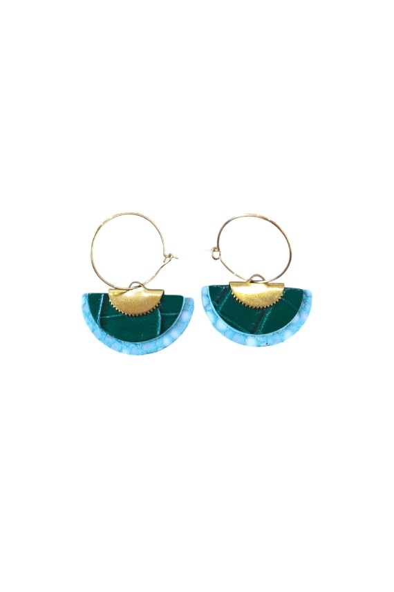 Pendientes de cuero tipo abanico multicolor con aro metálico, diseño artesanal ligero y estilo boho chic.