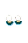Pendientes de cuero tipo abanico multicolor con aro metálico, diseño artesanal ligero y estilo boho chic.