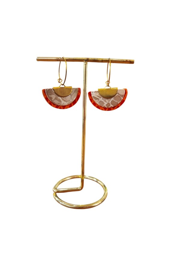 Pendientes de cuero tipo abanico multicolor con aro metálico, diseño artesanal ligero y estilo boho chic.