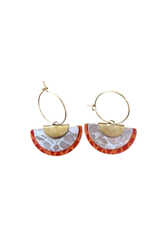 Pendientes de cuero tipo abanico multicolor con aro metálico, diseño artesanal ligero y estilo boho chic.