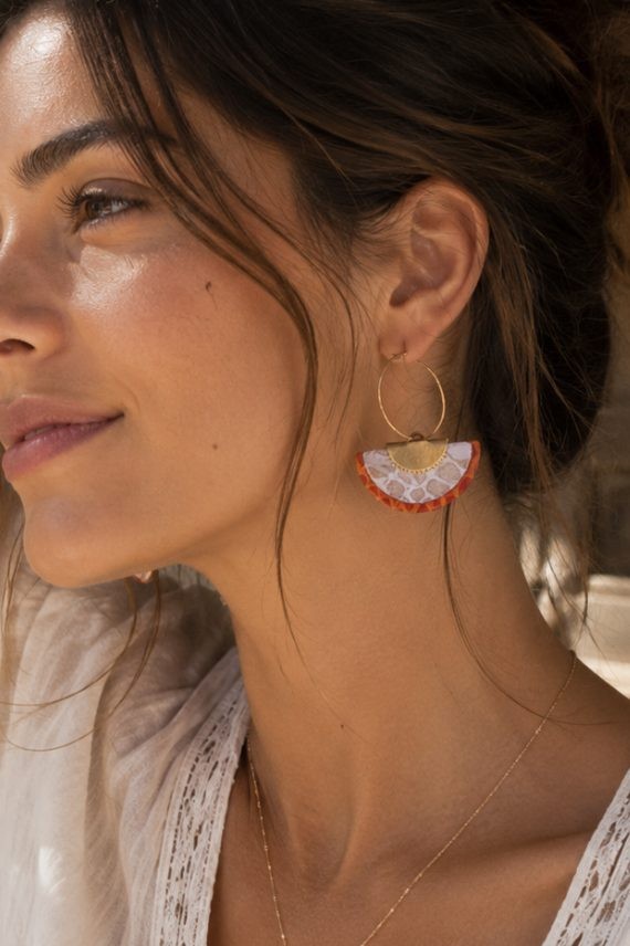 Pendientes de cuero tipo abanico multicolor con aro metálico, diseño artesanal ligero y estilo boho chic.