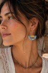 Pendientes de cuero tipo abanico con estampado animal print y aro metálico, diseño artesanal ligero de estilo boho chic.