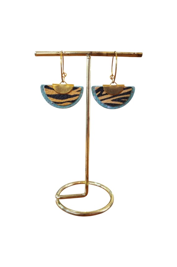 Pendientes de cuero tipo abanico con estampado animal print y aro metálico, diseño artesanal ligero de estilo boho chic.