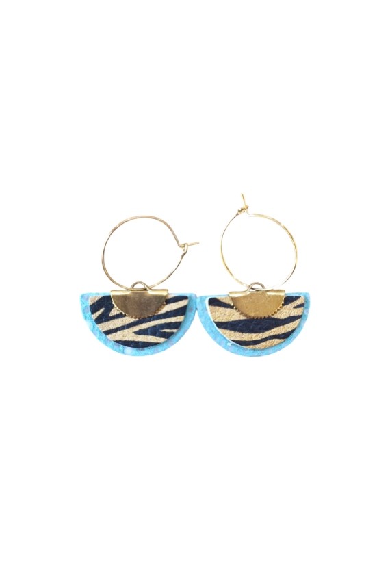 Pendientes de cuero tipo abanico con estampado animal print y aro metálico, diseño artesanal ligero de estilo boho chic.