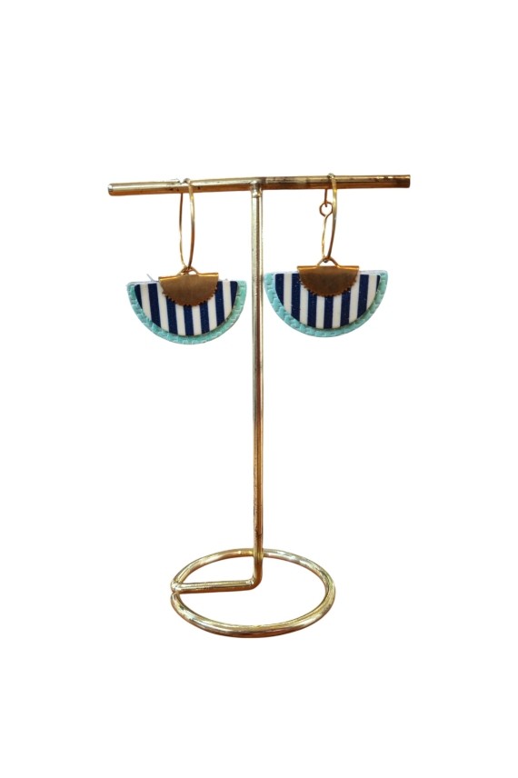 Pendientes de cuero tipo abanico con rayas marineras y aro metálico, diseño artesanal ligero y estilo boho chic.