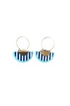 Pendientes de cuero tipo abanico con rayas marineras y aro metálico, diseño artesanal ligero y estilo boho chic.