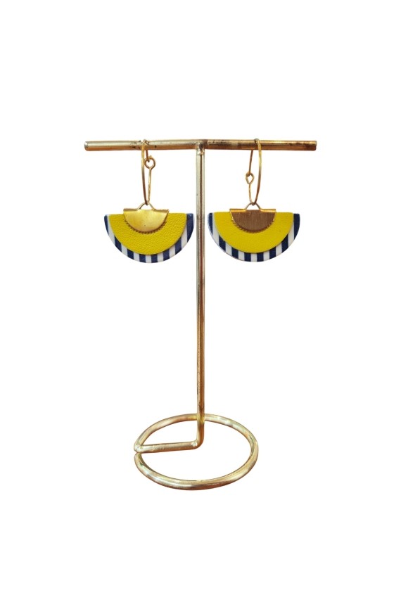 Pendientes de cuero tipo abanico con rayas marineras y aro metálico, diseño artesanal ligero y estilo boho chic.