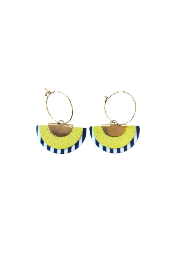 Pendientes de cuero tipo abanico con rayas marineras y aro metálico, diseño artesanal ligero y estilo boho chic.
