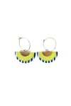Pendientes de cuero tipo abanico con rayas marineras y aro metálico, diseño artesanal ligero y estilo boho chic.