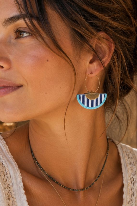 Pendientes de cuero tipo abanico con rayas marineras y aro metálico, diseño artesanal ligero y estilo boho chic.