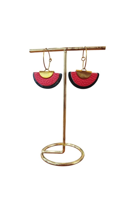 Pendientes de cuero tipo abanico bicolor con aro metálico, diseño artesanal ligero y estilo boho chic.