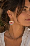 Pendientes de cuero tipo abanico bicolor con aro metálico, diseño artesanal ligero y estilo boho chic.