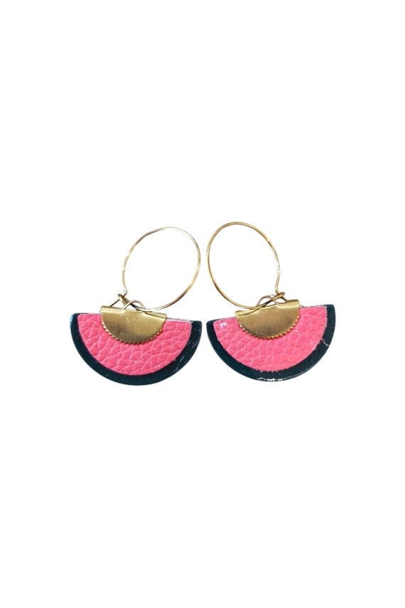 Pendientes de cuero tipo abanico bicolor con aro metálico, diseño artesanal ligero y estilo boho chic.