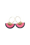 Pendientes de cuero tipo abanico bicolor con aro metálico, diseño artesanal ligero y estilo boho chic.
