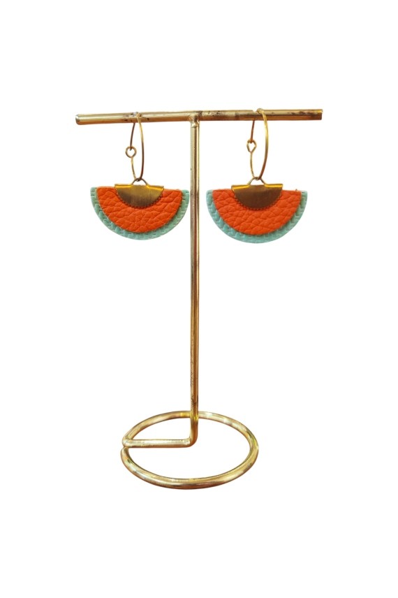 Pendientes de cuero tipo abanico bicolor con aro metálico, diseño artesanal ligero y estilo boho chic.