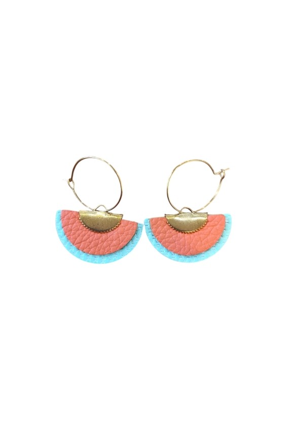 Pendientes de cuero tipo abanico bicolor con aro metálico, diseño artesanal ligero y estilo boho chic.