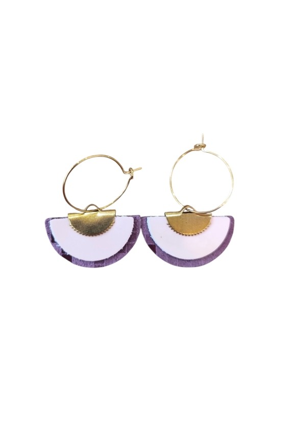 Pendientes de cuero tipo abanico bicolor con aro metálico, diseño artesanal ligero y estilo boho chic.