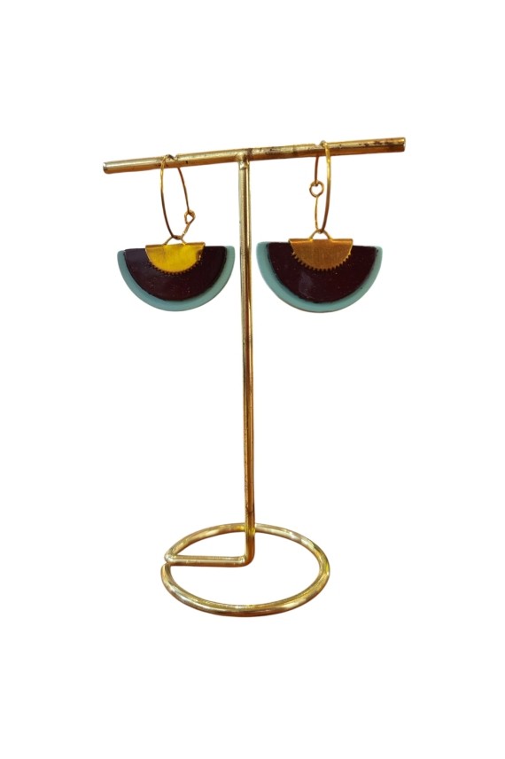 Pendientes de cuero tipo abanico bicolor con aro metálico, diseño artesanal ligero y estilo boho chic.