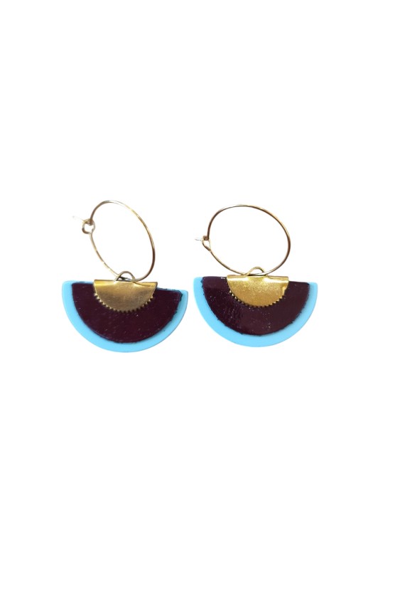 Pendientes de cuero tipo abanico bicolor con aro metálico, diseño artesanal ligero y estilo boho chic.