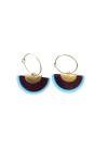 Pendientes de cuero tipo abanico bicolor con aro metálico, diseño artesanal ligero y estilo boho chic.