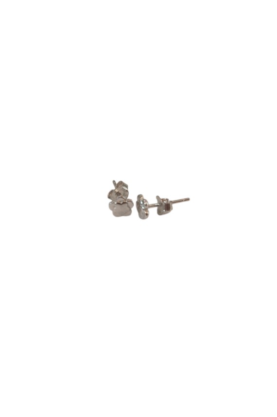 Pendientes de plata de ley con diseño de flor, pequeños y elegantes, ideales para un estilo minimalista y femenino.