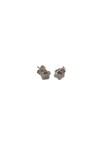 Pendientes de plata de ley con diseño de flor, pequeños y elegantes, ideales para un estilo minimalista y femenino.