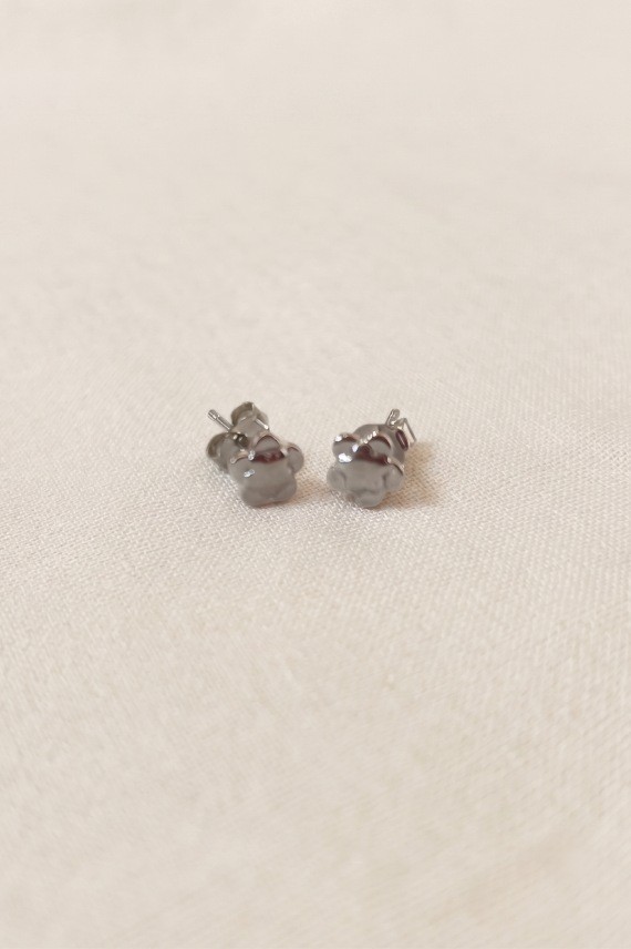 Pendientes de plata de ley con diseño de flor, pequeños y elegantes, ideales para un estilo minimalista y femenino.