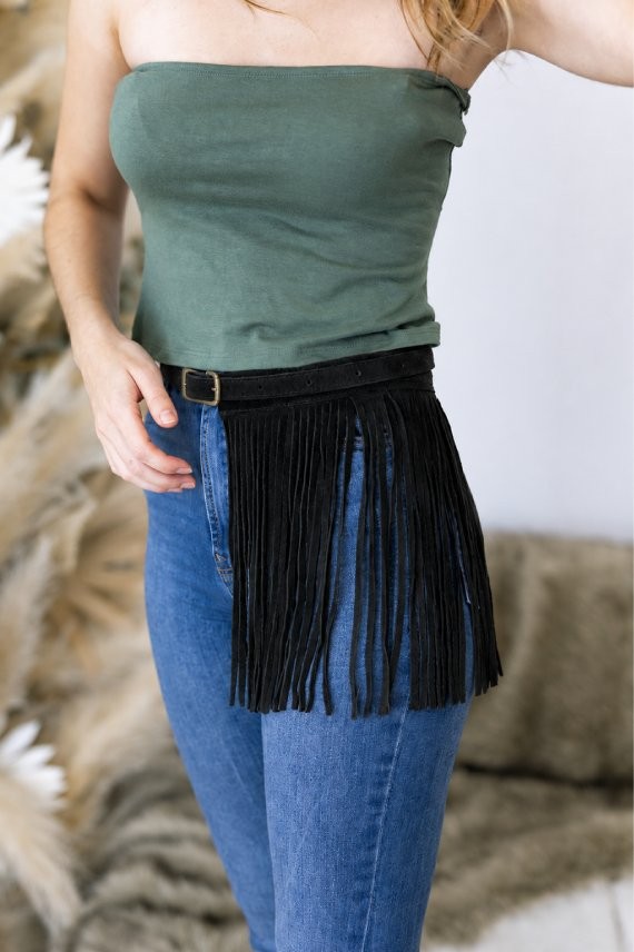 Cinturón de ante con flecos estilo boho artesanal para mujer, complemento de inspiración western ideal para vestidos y jeans.
