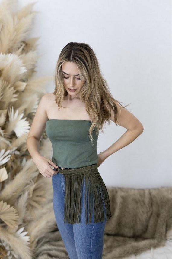 Cinturón de ante con flecos estilo boho artesanal para mujer, complemento de inspiración western ideal para vestidos y jeans.