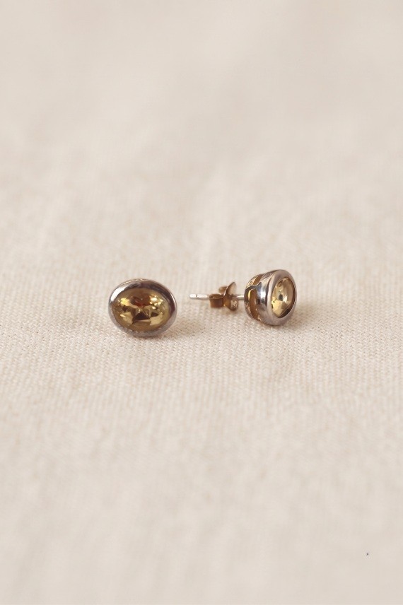 Pendientes de plata con citrino natural ovalado engastado, joya elegante y atemporal de Samarkanda.