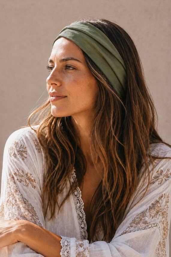 Cinta de pelo de algodón 100% verde oliva con diseño anudado, complemento artesanal de estilo boho para mujer.