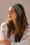 Cinta de pelo de algodón 100% verde oliva con diseño anudado, complemento artesanal de estilo boho para mujer.