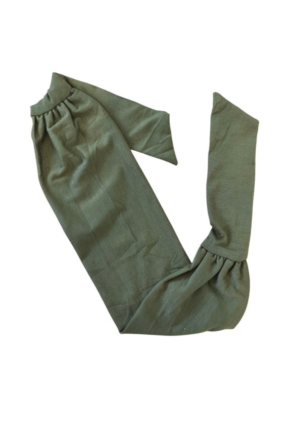 Cinta de pelo de algodón 100% verde oliva con diseño anudado, complemento artesanal de estilo boho para mujer.