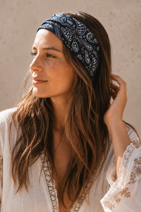Cinta de pelo de algodón 100% con estampado bandana negro y blanco, diadema artesanal de estilo boho para mujer.