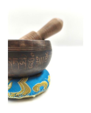 Cuenco tibetano artesanal con Flor de la Vida, mantras grabados, mazo de madera y cojín decorativo para meditación y yoga.