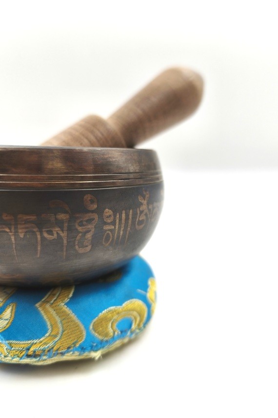 Cuenco tibetano artesanal con Flor de la Vida, mantras grabados, mazo de madera y cojín decorativo para meditación y yoga.